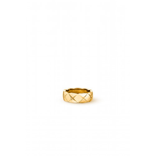 CHANEL - Quilted motif, small version, 18K yellow gold