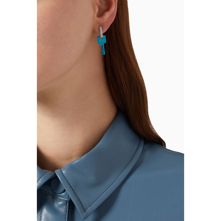Eera - Small Single Key Earring in 18kt White Gold & Silver Blue