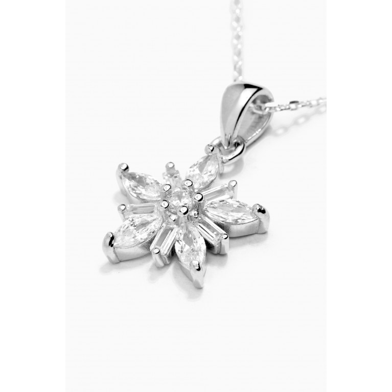 The Jewels Jar - Belle Snowflake Necklace in Sterling Silver