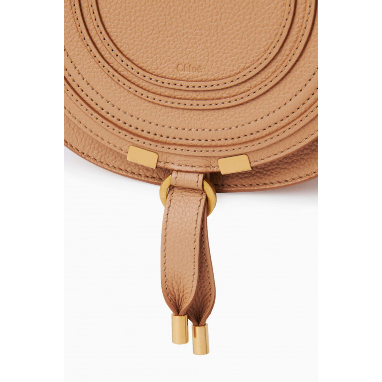 Chloé - Small Marcie Saddle Bag in Grained Calfskin Neutral