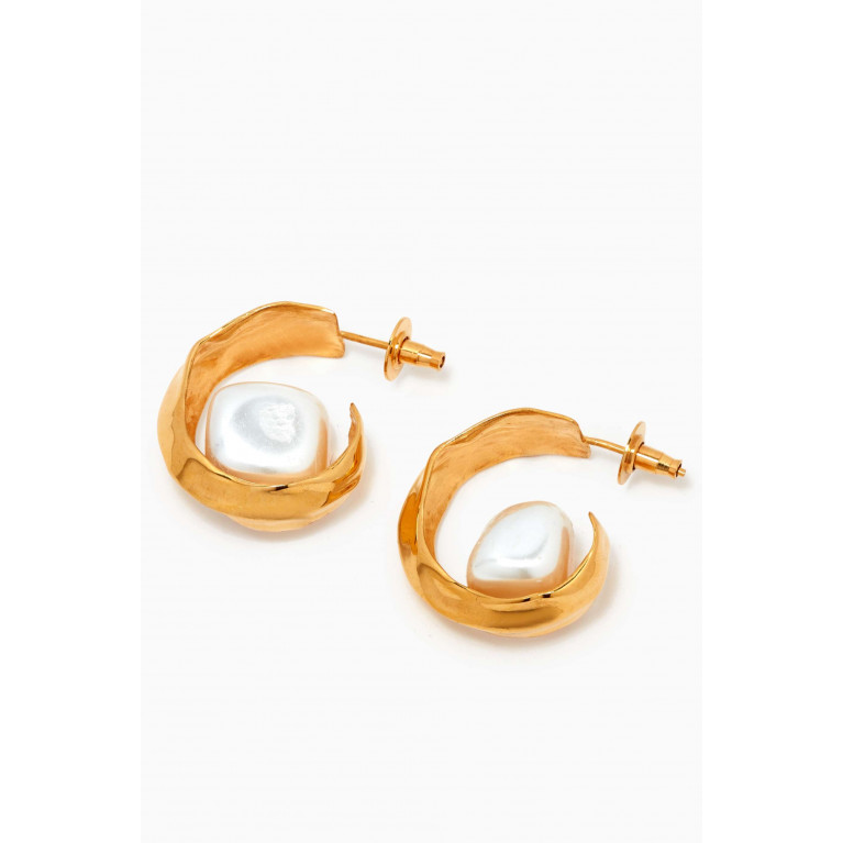 Misho - Crest Pearl Hoops in 22kt Gold-plated Bronze