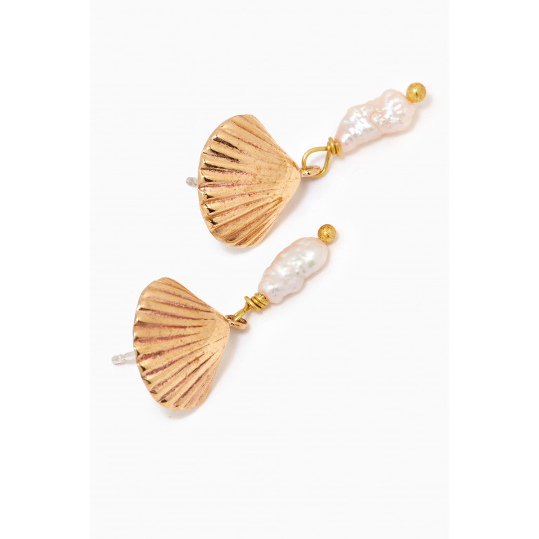 Luiny - Conchita Shell Pearl Earrings in Gold-plated Metal