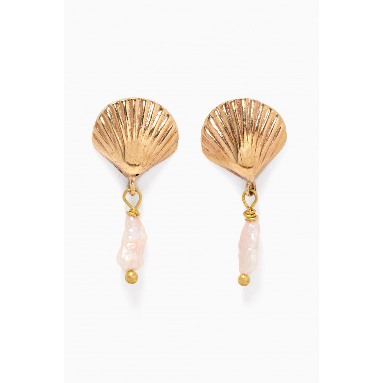 Luiny - Conchita Shell Pearl Earrings in Gold-plated Metal
