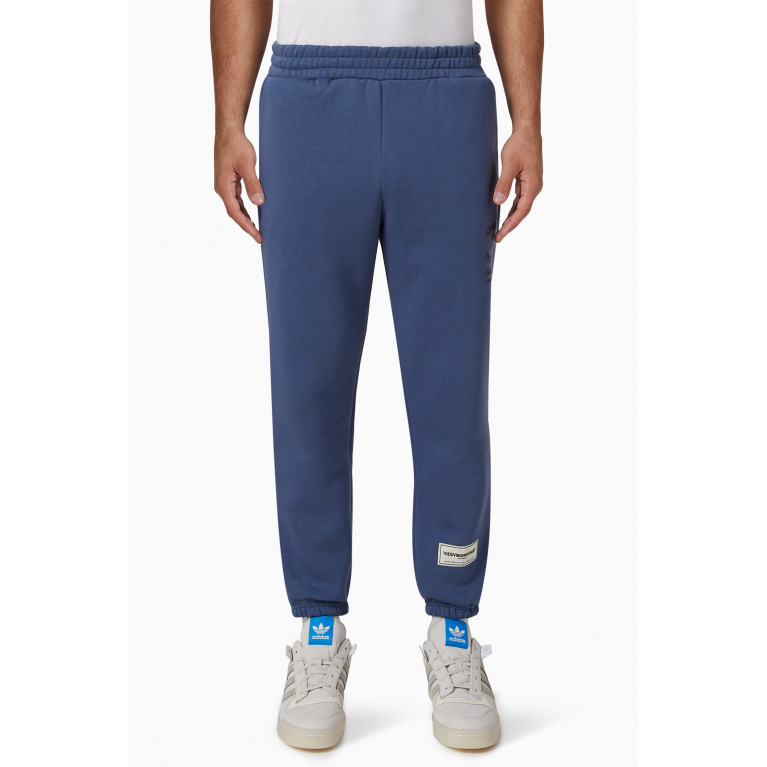 The Giving Movement - NY-embroidered Joggers in Organic Fleece Blue
