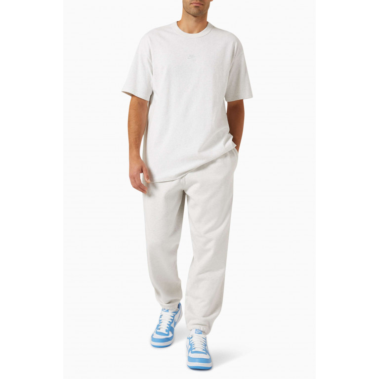 Nike - Sportswear Premium Essentials T-shirt in Cotton Grey