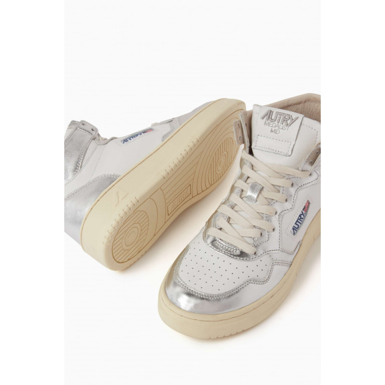 Autry - Medalist Mid-top Sneakers in Leather Silver
