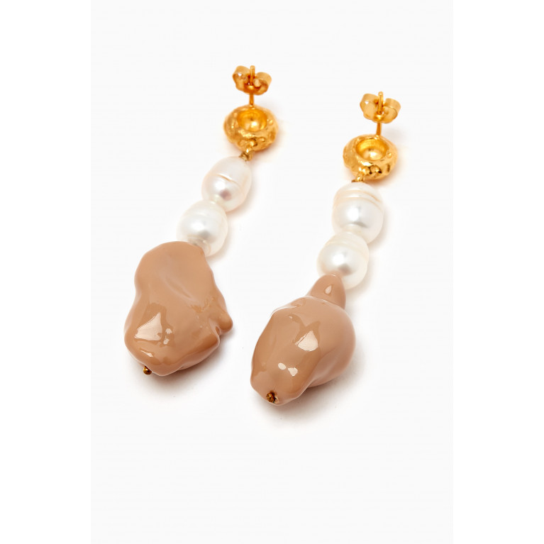 Joanna Laura Constantine - Dangling Pearl Drop Earrings in Gold-plated Brass Neutral