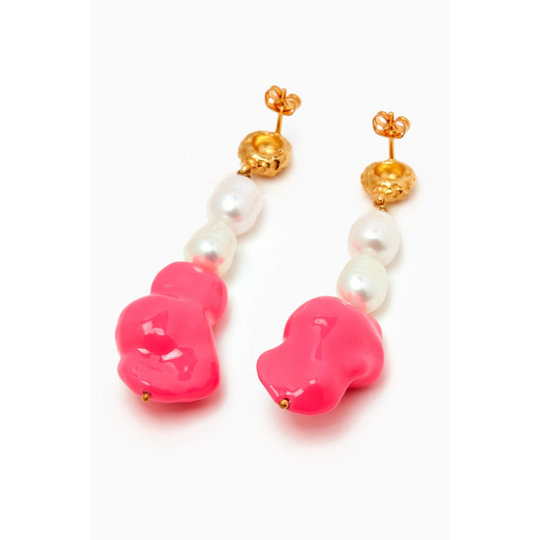 Joanna Laura Constantine - Dangling Pearl Drop Earrings in Gold-plated Brass Pink