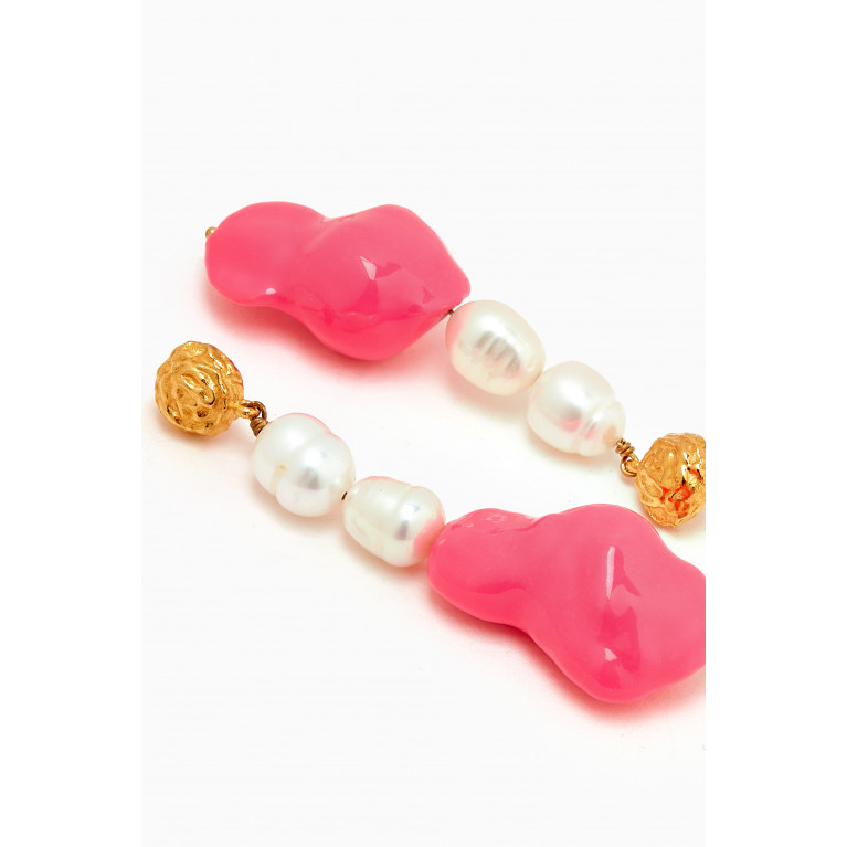 Joanna Laura Constantine - Dangling Pearl Drop Earrings in Gold-plated Brass Pink