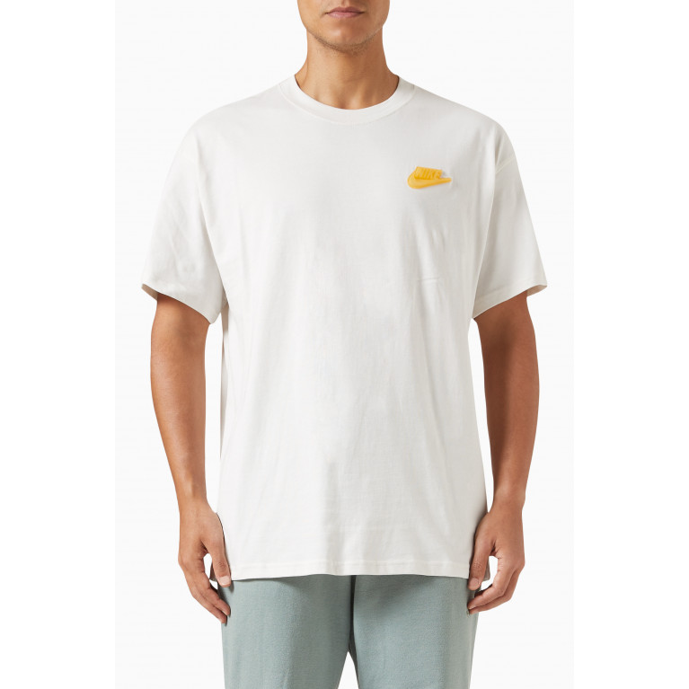 Nike - Graphic Logo Print T-shirt in Cotton Neutral
