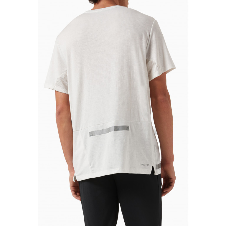 Nike Running - Dri-Fit Run Division Rise 365 T-Shirt in Nylon Neutral