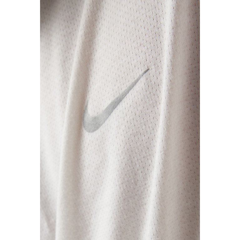 Nike Running - Dri-Fit Run Division Rise 365 T-Shirt in Nylon Neutral