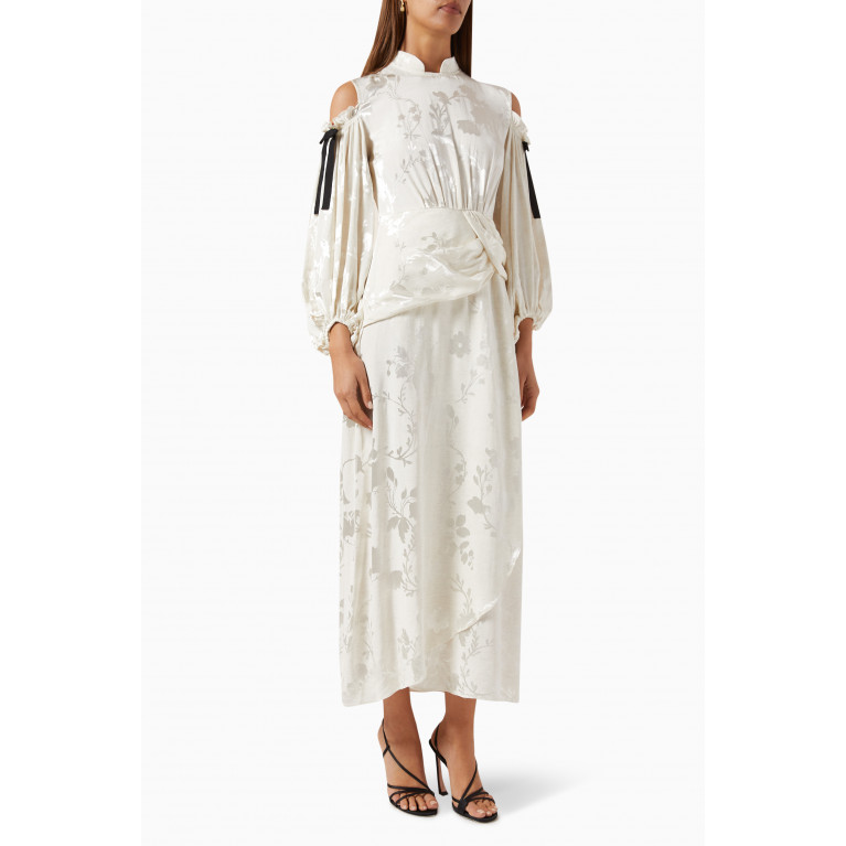 Qui Prive - Floral-print Cold-shoulder Maxi Dress in Jacquard White