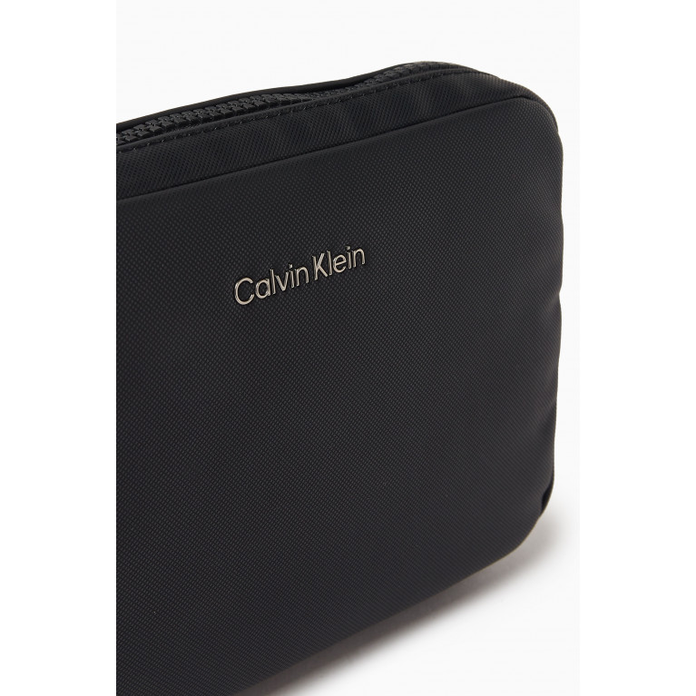 Calvin Klein - Compact Wash Bag in Faux Leather