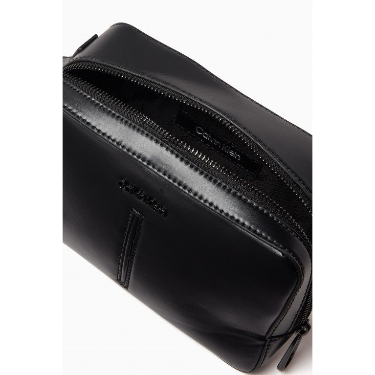 Calvin Klein - CK Median Washbag in Recycled Faux Leather