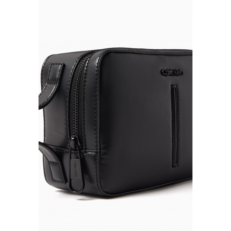 Calvin Klein - CK Median Washbag in Recycled Faux Leather
