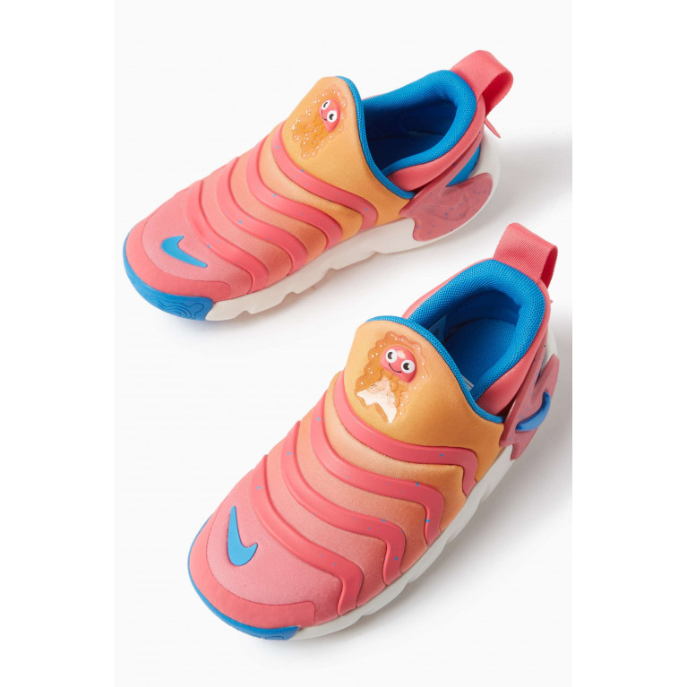 Nike - Dynamo Go SE Sneakers in Textile