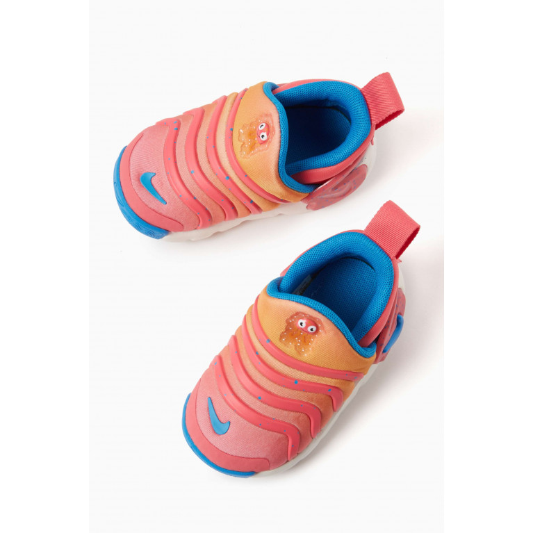Nike - Dynamo Go SE Sneakers in Textile