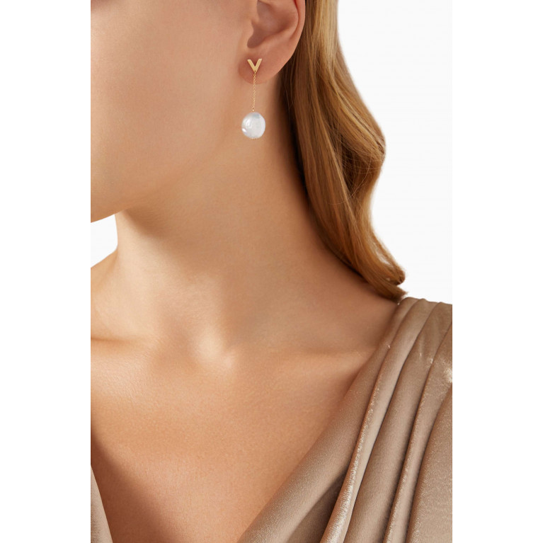 Damas - Kiku Baroque Pearl Drop Earrings in 18kt Gold