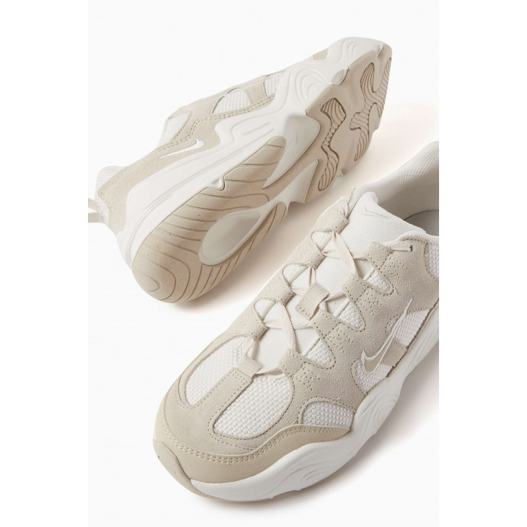 Nike - Tech Hera Sneakers in Knit Mesh & Suede