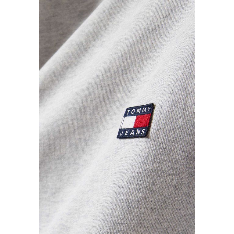 Tommy Jeans - Logo Badge T-shirt in Cotton Jersey Grey