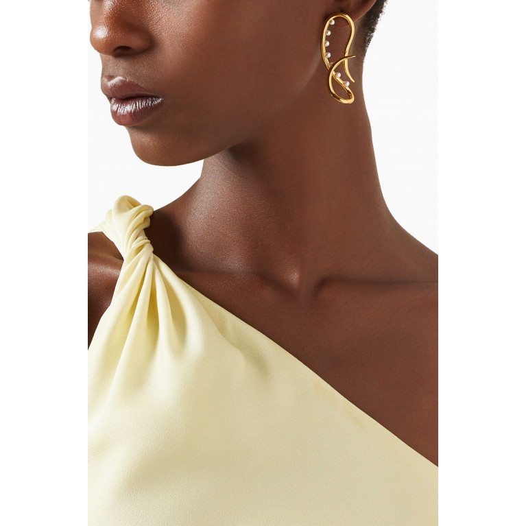 Misho - Twist Pearl Earrings in 22kt Gold-plated Bronze