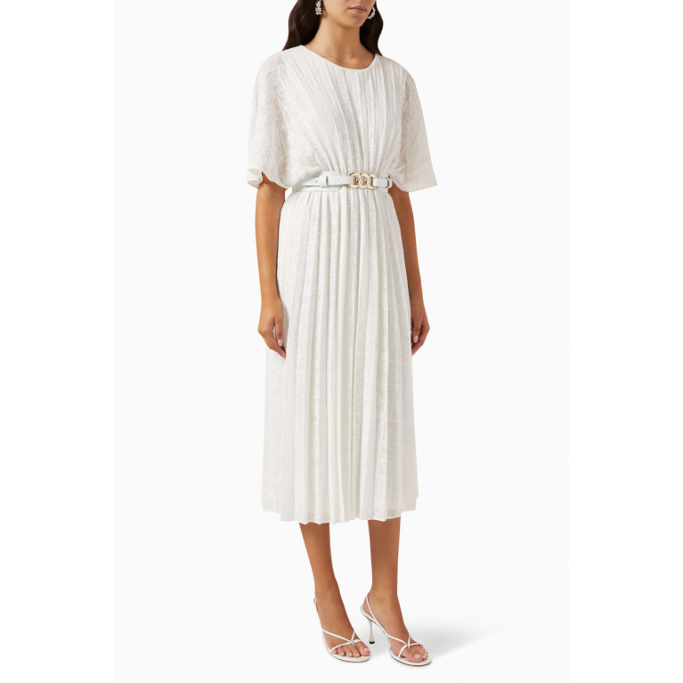 Qui Prive - Belted Midi Dress in Pleated-fabric White
