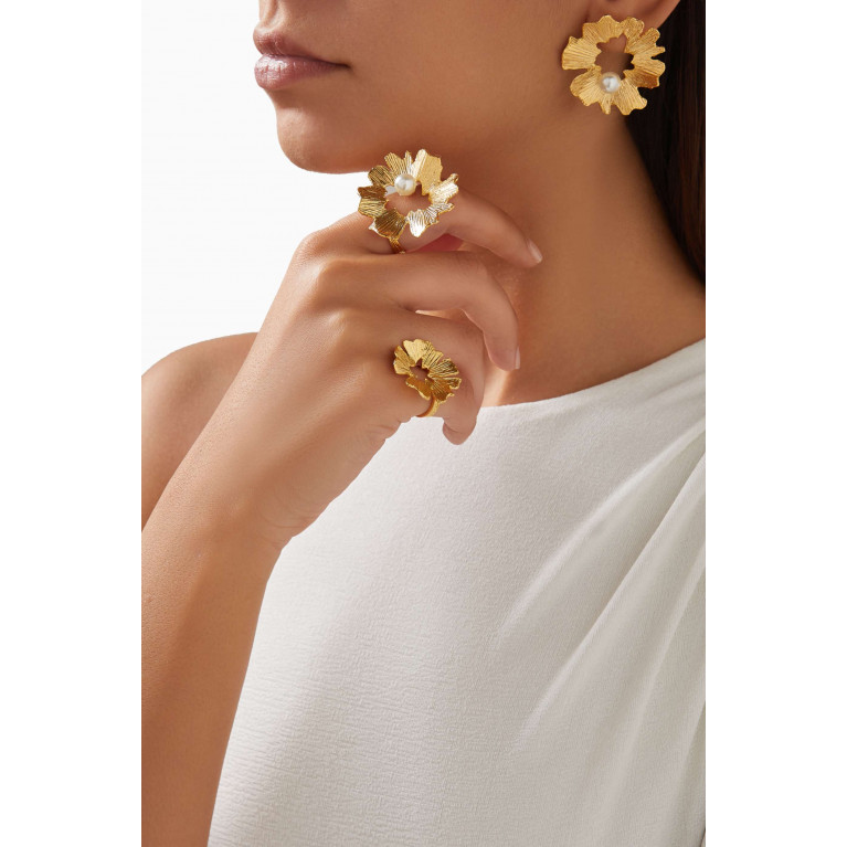 Lynyer - Gaia Pearl Stud Earrings in 24kt Gold-plated Brass