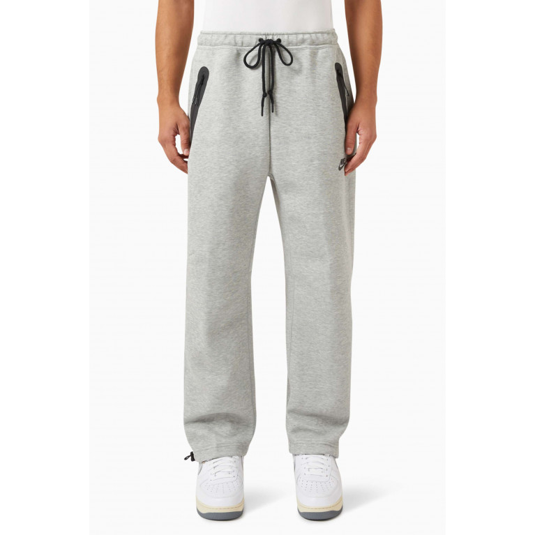 Nike - Cropped Sweatpants in Tech Fleece