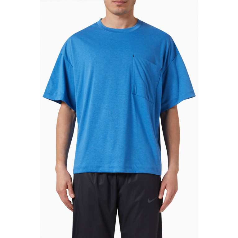 Nike - Oversized T-shirt in Dri-FIT Blue