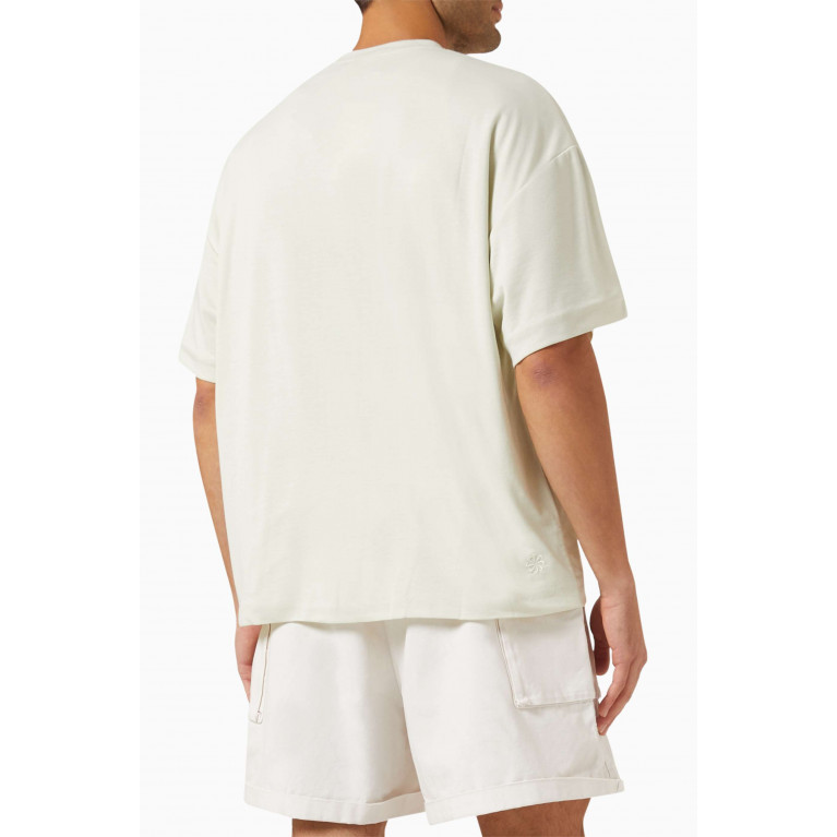 Nike - Oversized T-shirt in Dri-FIT Neutral