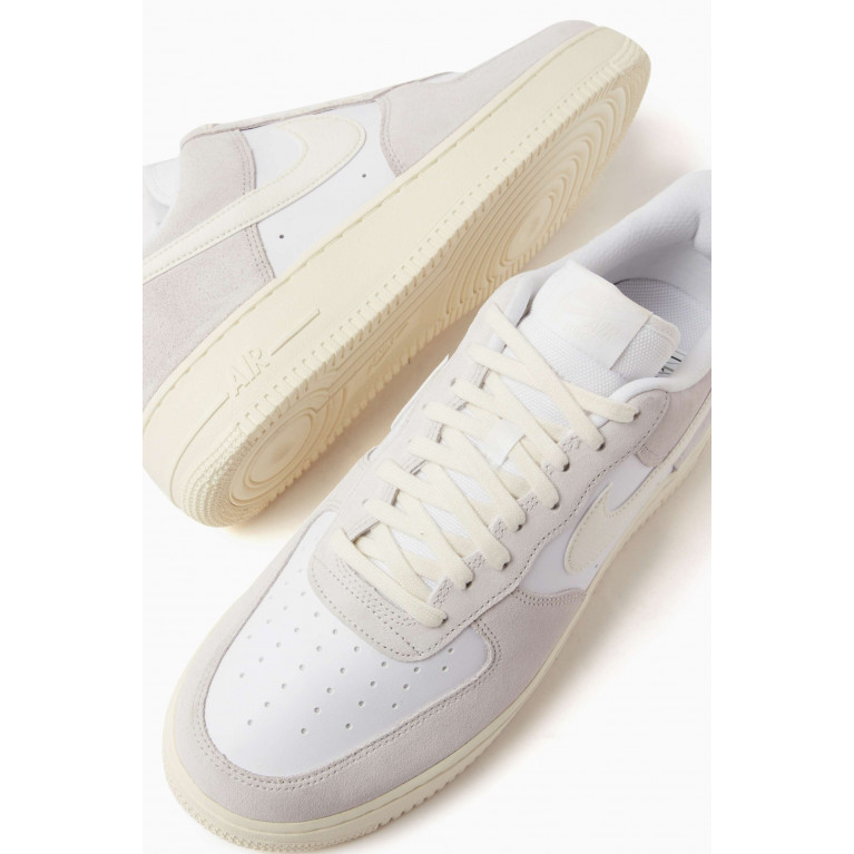 Nike - Air Force 1 LV8 Sneakers in Suede and Leather White