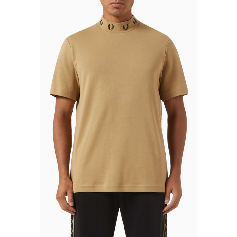 Fred Perry - Laurel Wreath High-neck T-shirt in Cotton Brown
