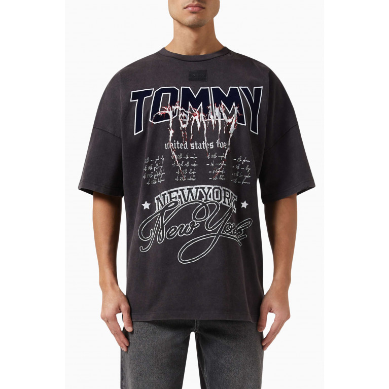 Tommy Jeans - Heavy Wash Graphic Logo T-Shirt in Cotton Black