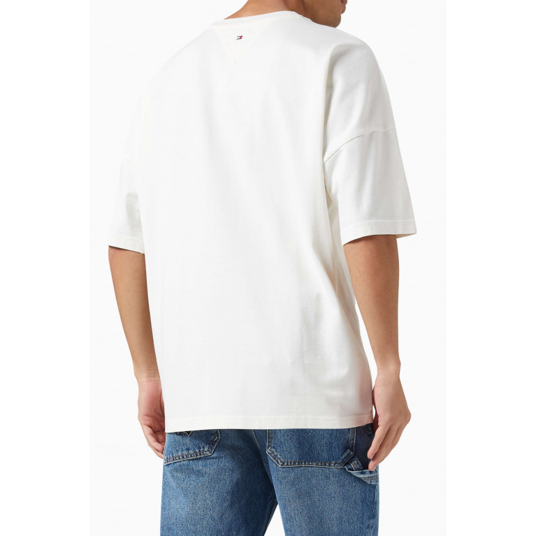 Tommy Jeans - Heavy Wash Graphic Logo T-Shirt in Cotton White