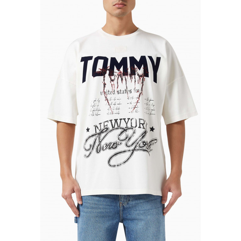 Tommy Jeans - Heavy Wash Graphic Logo T-Shirt in Cotton White