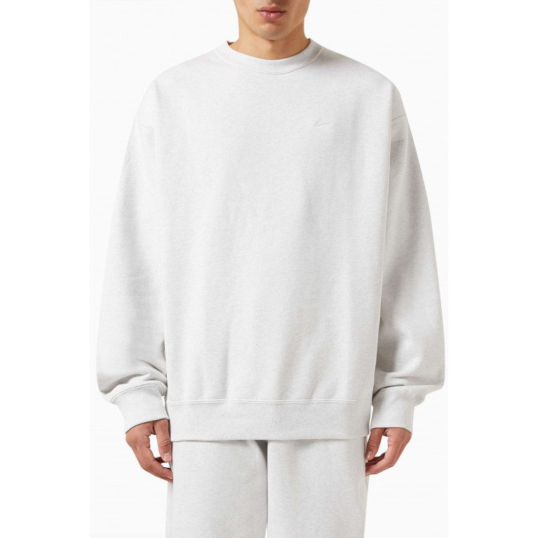 Nike - Solo Swoosh Sweatshirt in Fleece Grey