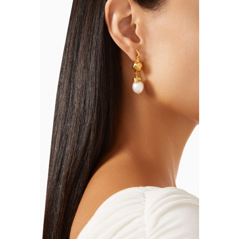 Alighieri - The Return To Innocence Pearl Earrings in 24kt Gold-plated Bronze