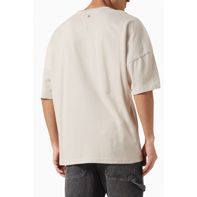 Tommy Jeans - Essential Logo T-Shirt in Cotton Neutral