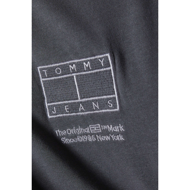 Tommy Jeans - Tonal Flag T-Shirt in Cotton Grey