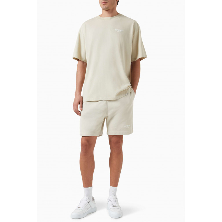 Represent - Owners Club Logo Sweatshorts in Loopback Cotton Neutral