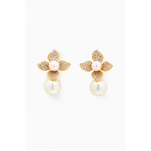 By Adina Eden - Four Leaf Pearl Stud Earrings in 14kt Gold-plated Brass