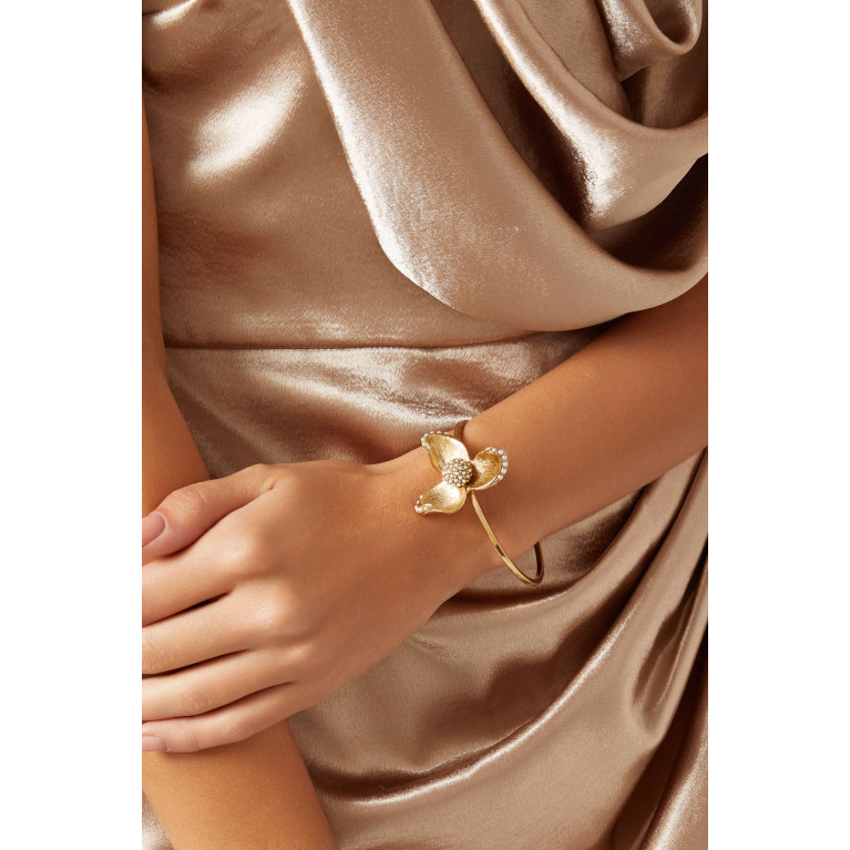 Oscar de la Renta - Tri Leaf Pearl Flower Bangle Bracelet in Metal