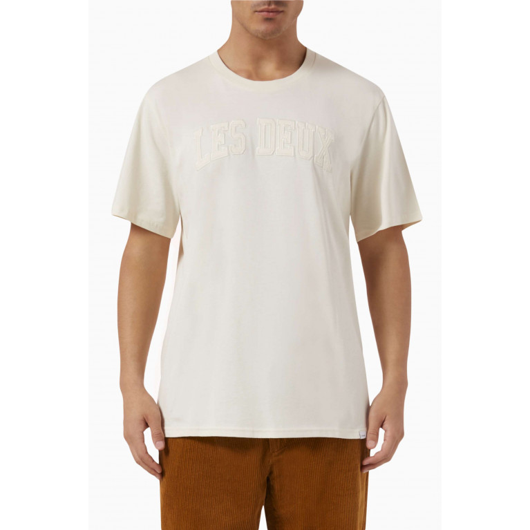 Les Deux - Script Logo T-shirt in Cotton Neutral
