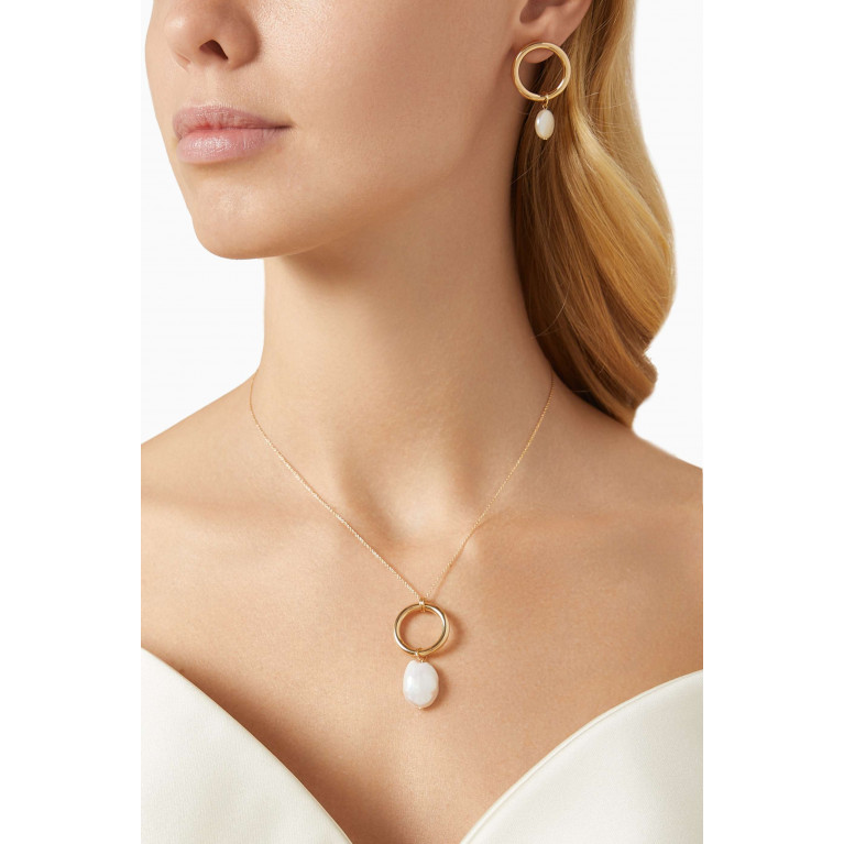 Damas - Kiku Coin Pearl Earrings in 18kt Gold